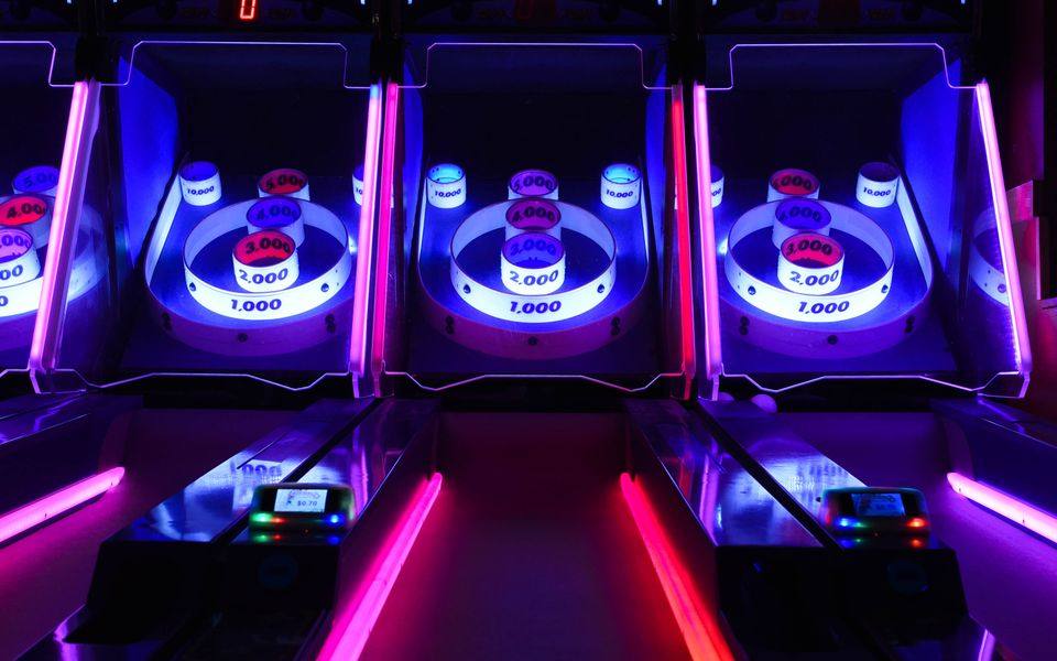 Mesin permainan dengan lampu LED warna-warni