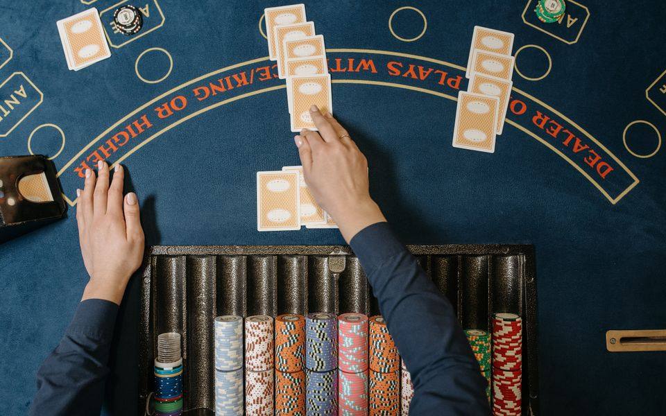 Meja blackjack dengan kartu dan chip di kasino