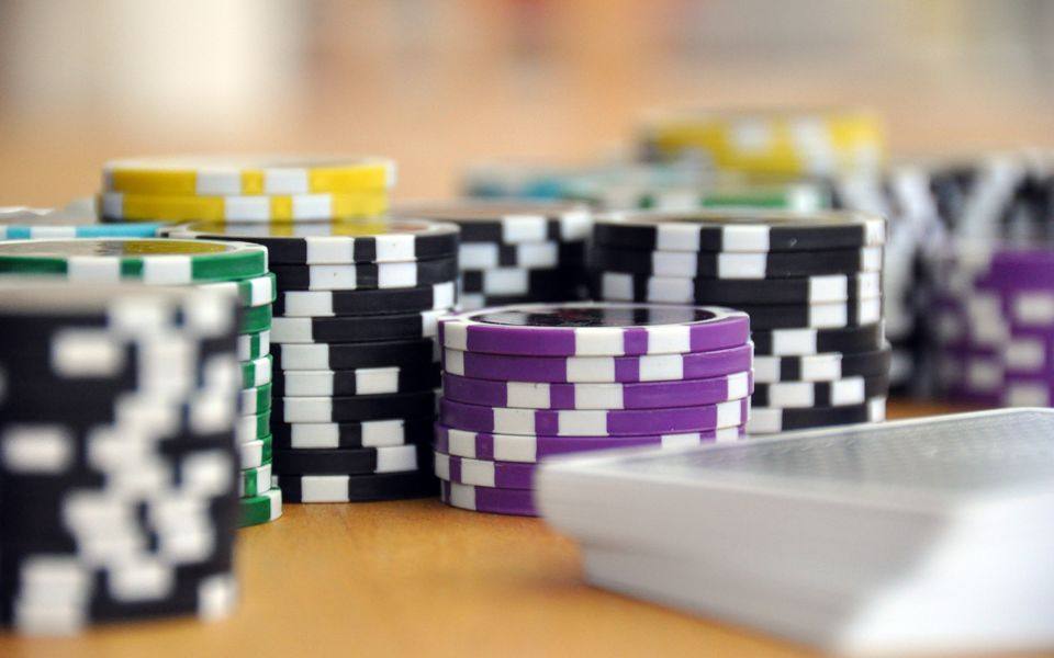 Chip poker dan kartu remi di atas meja