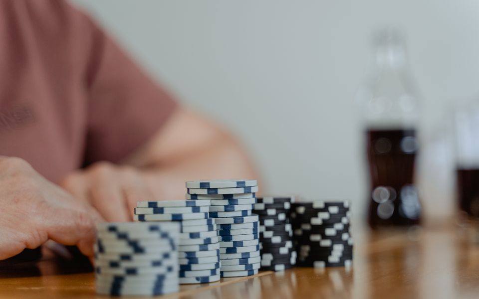 Tumpukan chip poker sebagai ilustrasi cashback mingguan