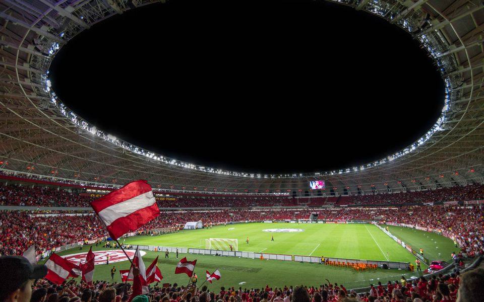 Lapangan sepak bola di bawah lampu stadion malam hari