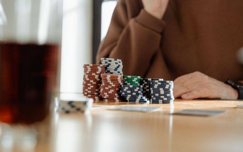 Meja kayu dengan chip poker